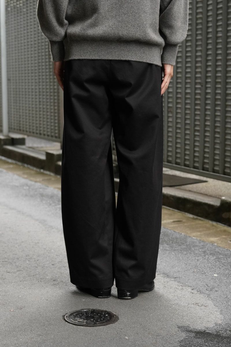 UNIVERSAL PRODUCTS. NO TUCK CHINO TROUSERS