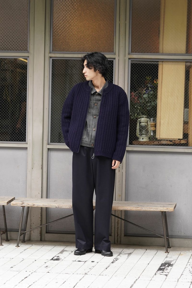 UNIVERSAL PRODUCTS. NO TUCK CHINO TROUSERS