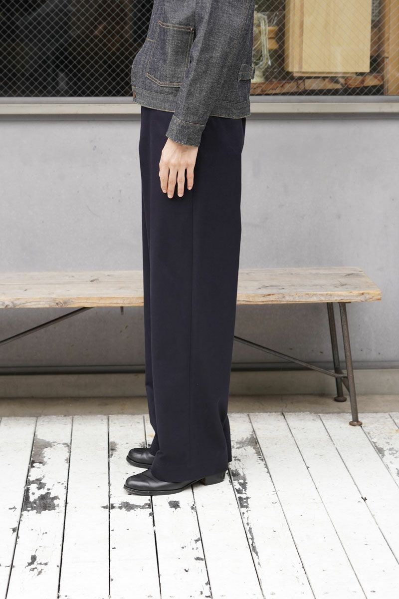 UNIVERSAL PRODUCTS. NO TUCK CHINO TROUSERS