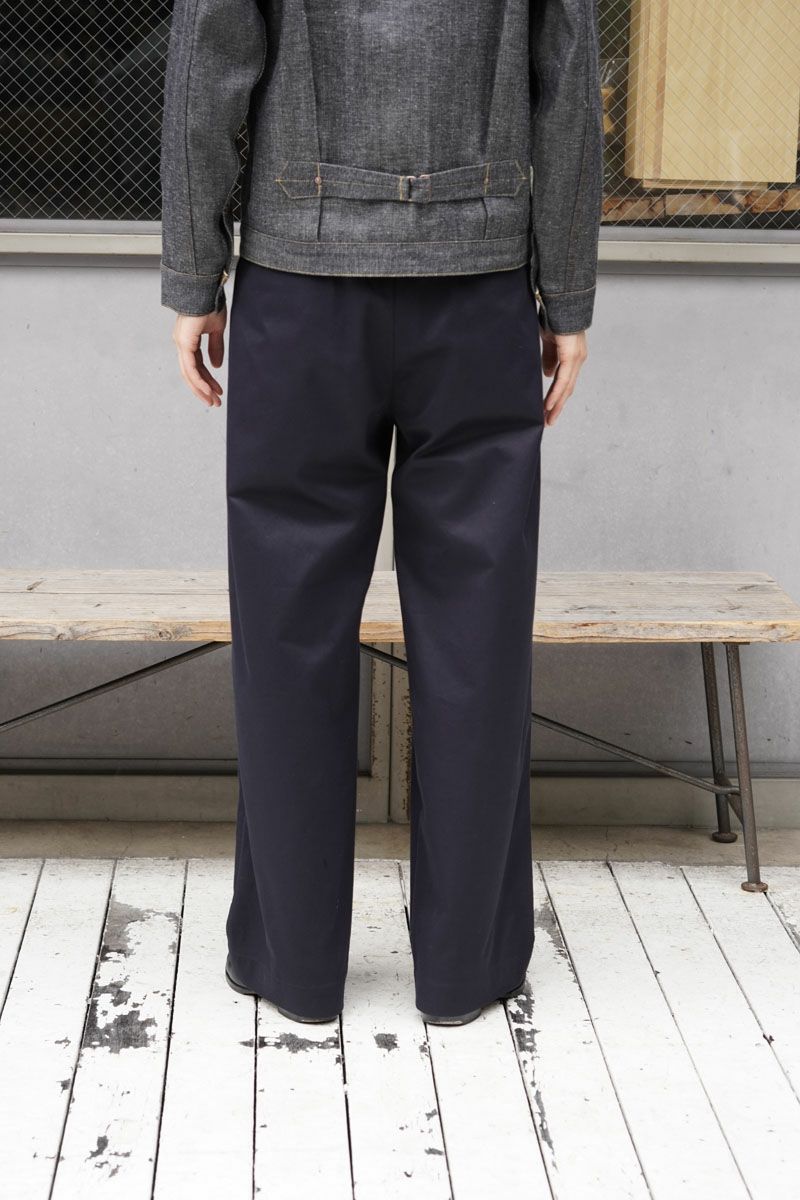 UNIVERSAL PRODUCTS. NO TUCK CHINO TROUSERS