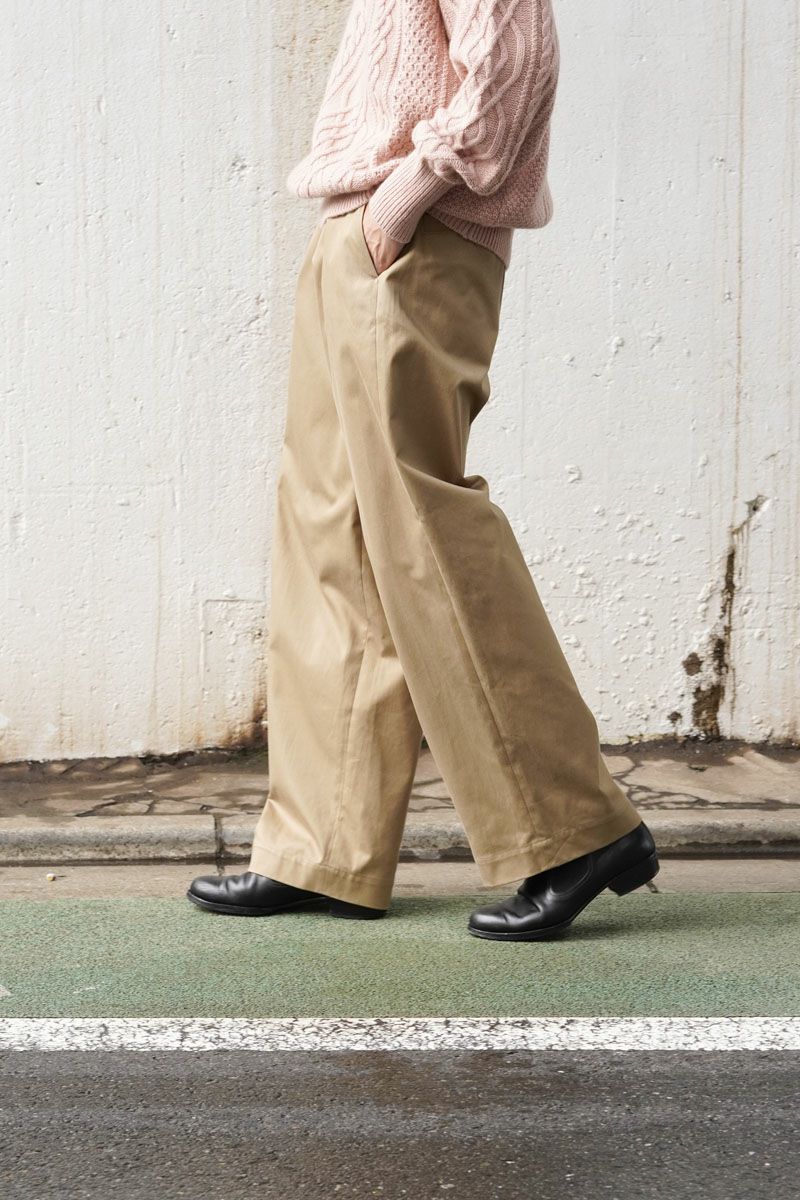UNIVERSAL PRODUCTS. NO TUCK CHINO TROUSERS