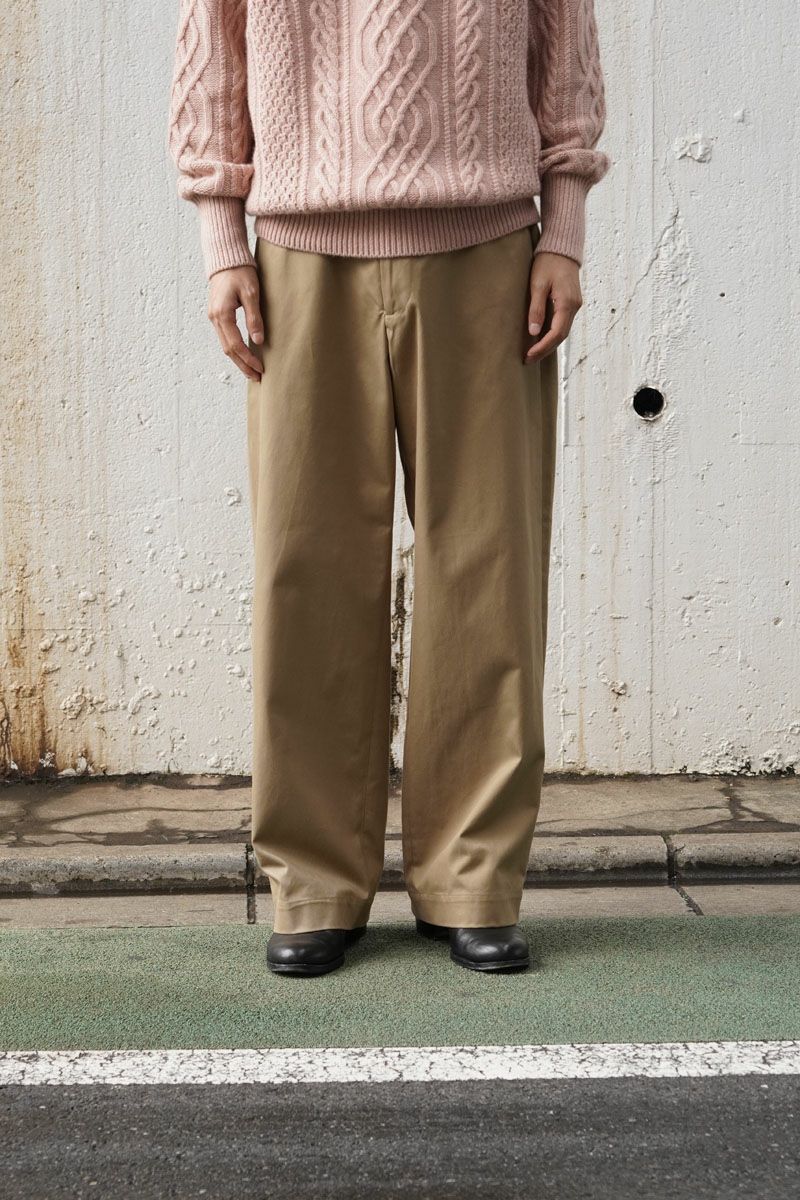 UNIVERSAL PRODUCTS. NO TUCK CHINO TROUSERS