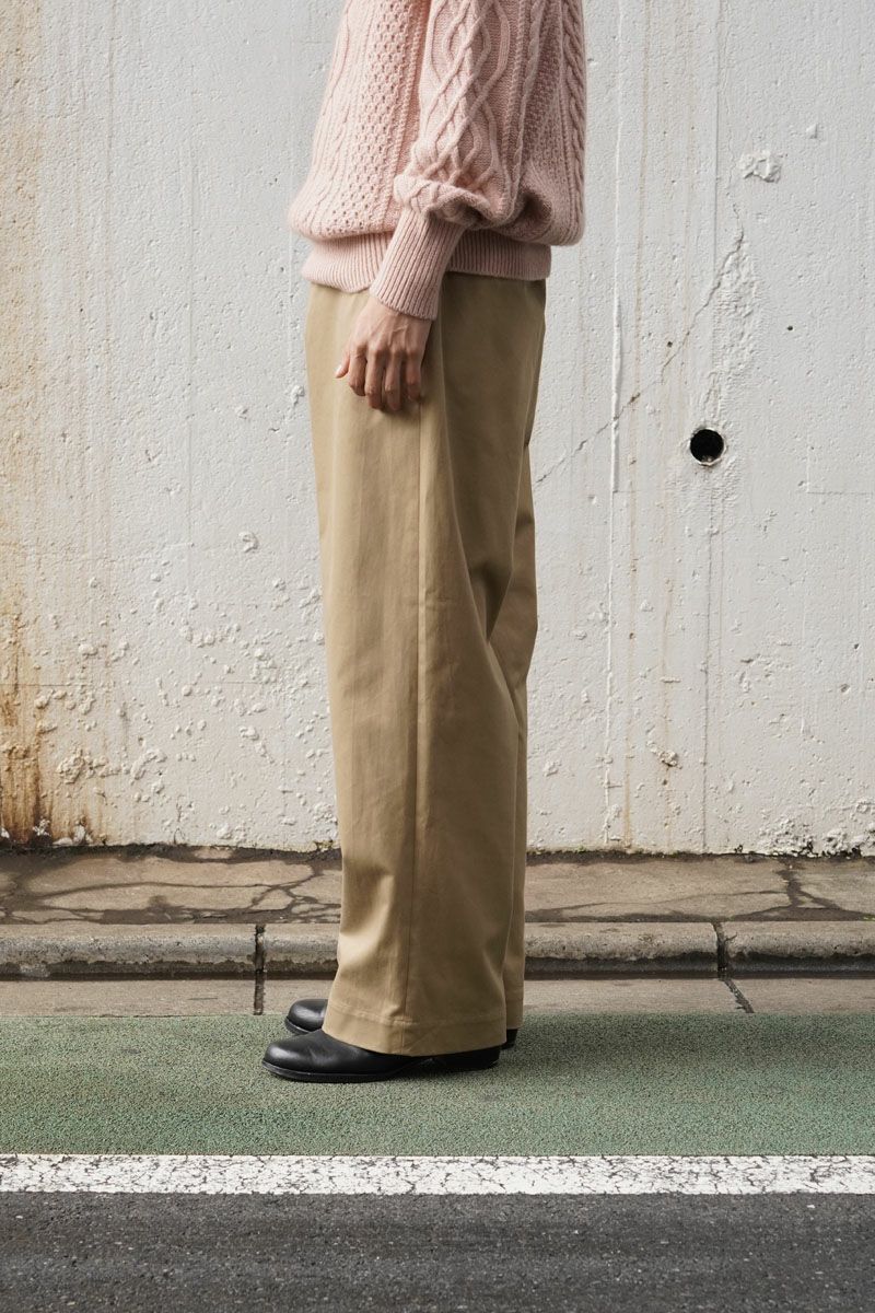 UNIVERSAL PRODUCTS. NO TUCK CHINO TROUSERS