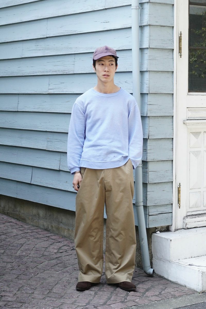 UNIVERSAL PRODUCTS. NO TUCK CHINO TROUSERS