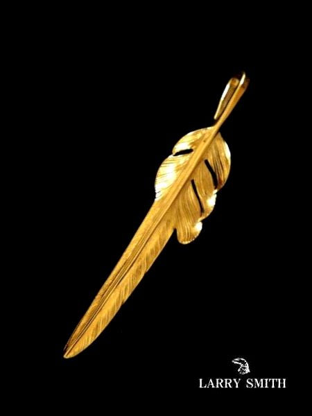 LARRY SMITH 18K GOLD KAZEKIRI FEATHER PENDANT No. 30 LARGE