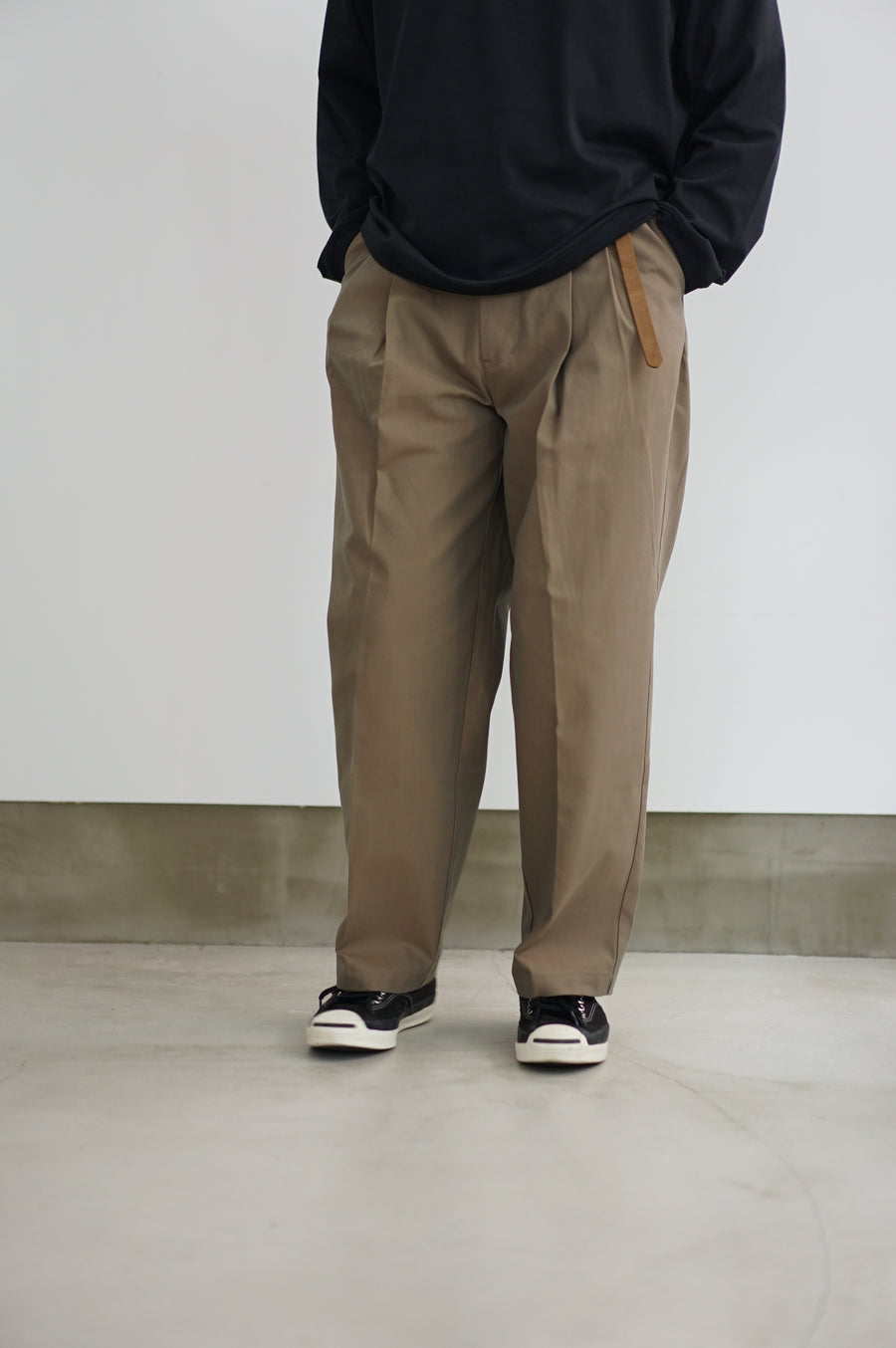 STILL BY HAND Deep Tuck Pressed Pants