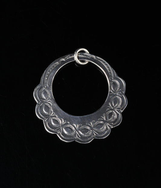 LARRY SMITH LEAF CIRCLE PENDANT