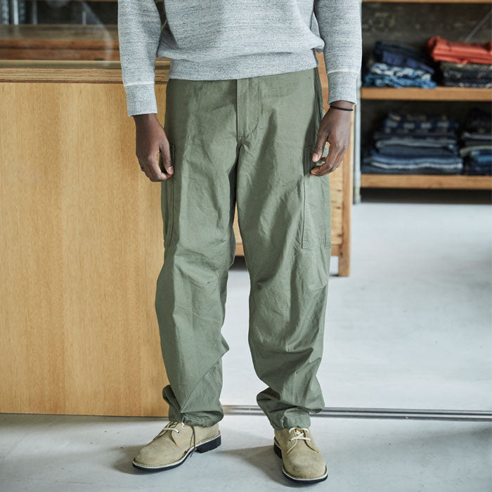 Green pants with outlet pockets