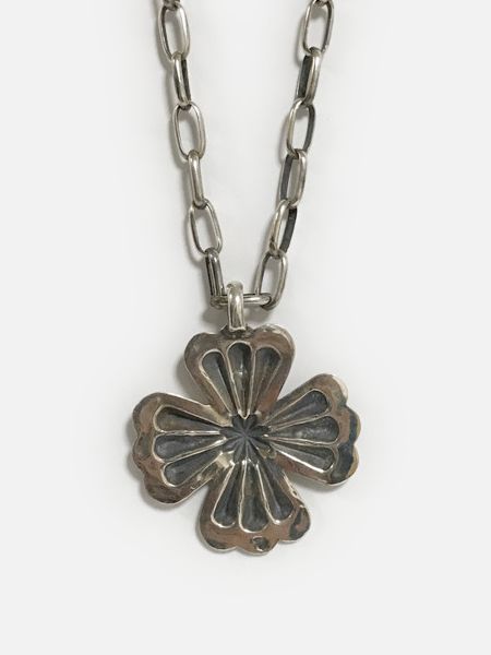 LARRY SMITH CLOVER LEAF PENDANT SHELL – unexpected store