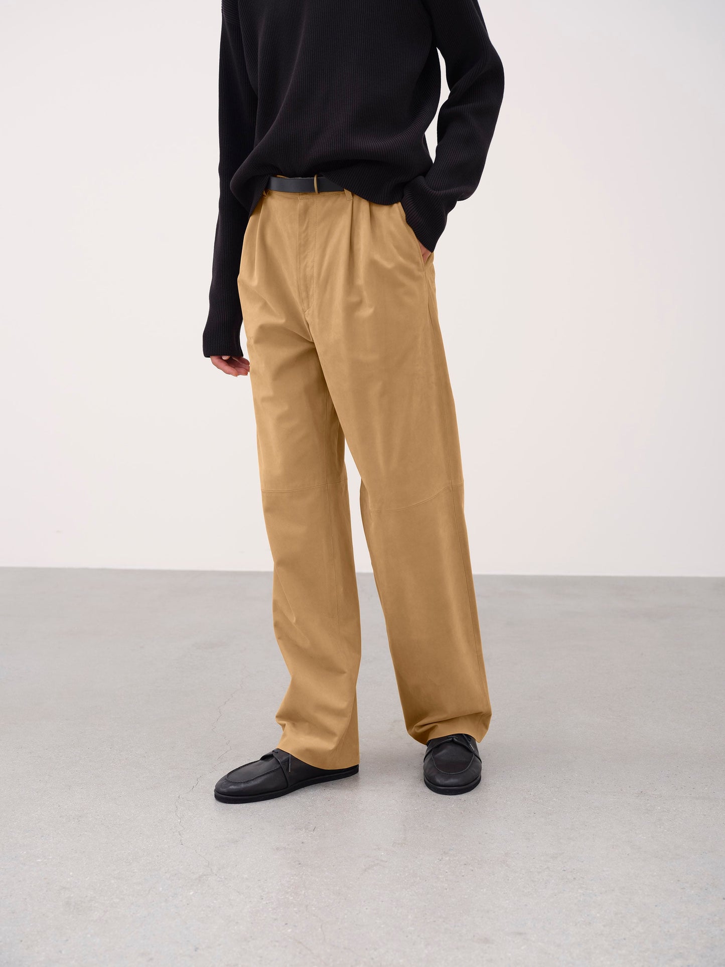 AURALEE CALF NUBUCK PANTS