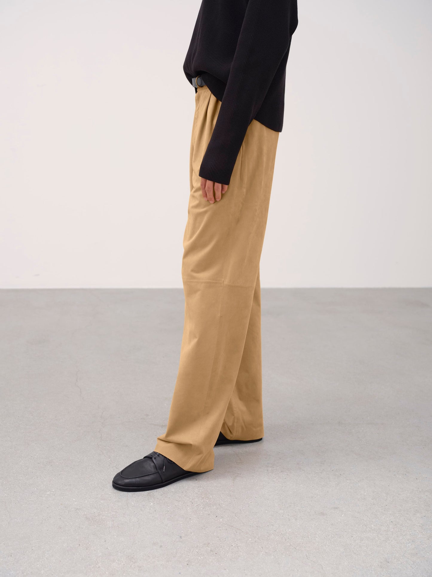 AURALEE CALF NUBUCK PANTS