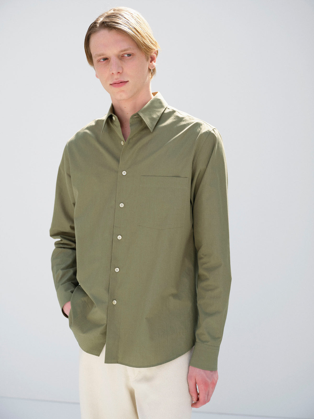 AURALEE FINX LIGHT WEATHER CHAMBRAY SHIRT