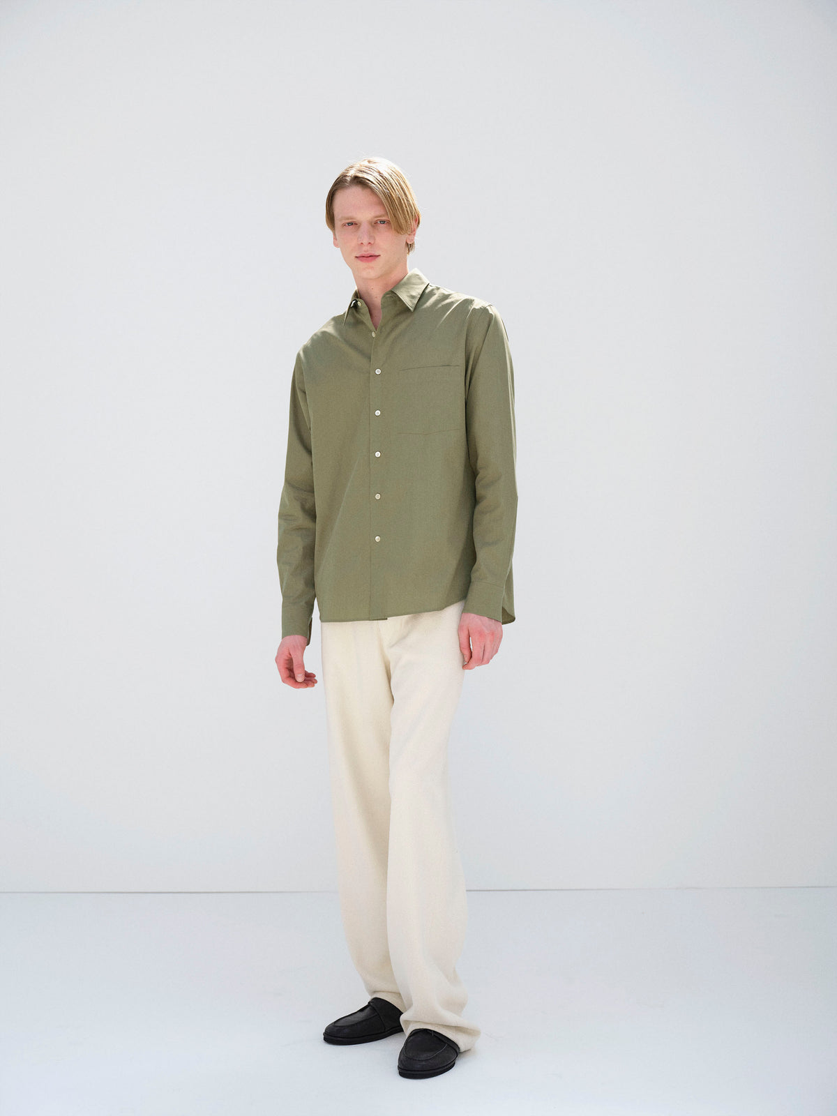 AURALEE FINX LIGHT WEATHER CHAMBRAY SHIRT