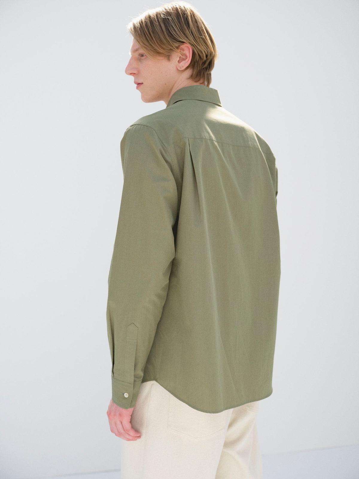 AURALEE FINX LIGHT WEATHER CHAMBRAY SHIRT