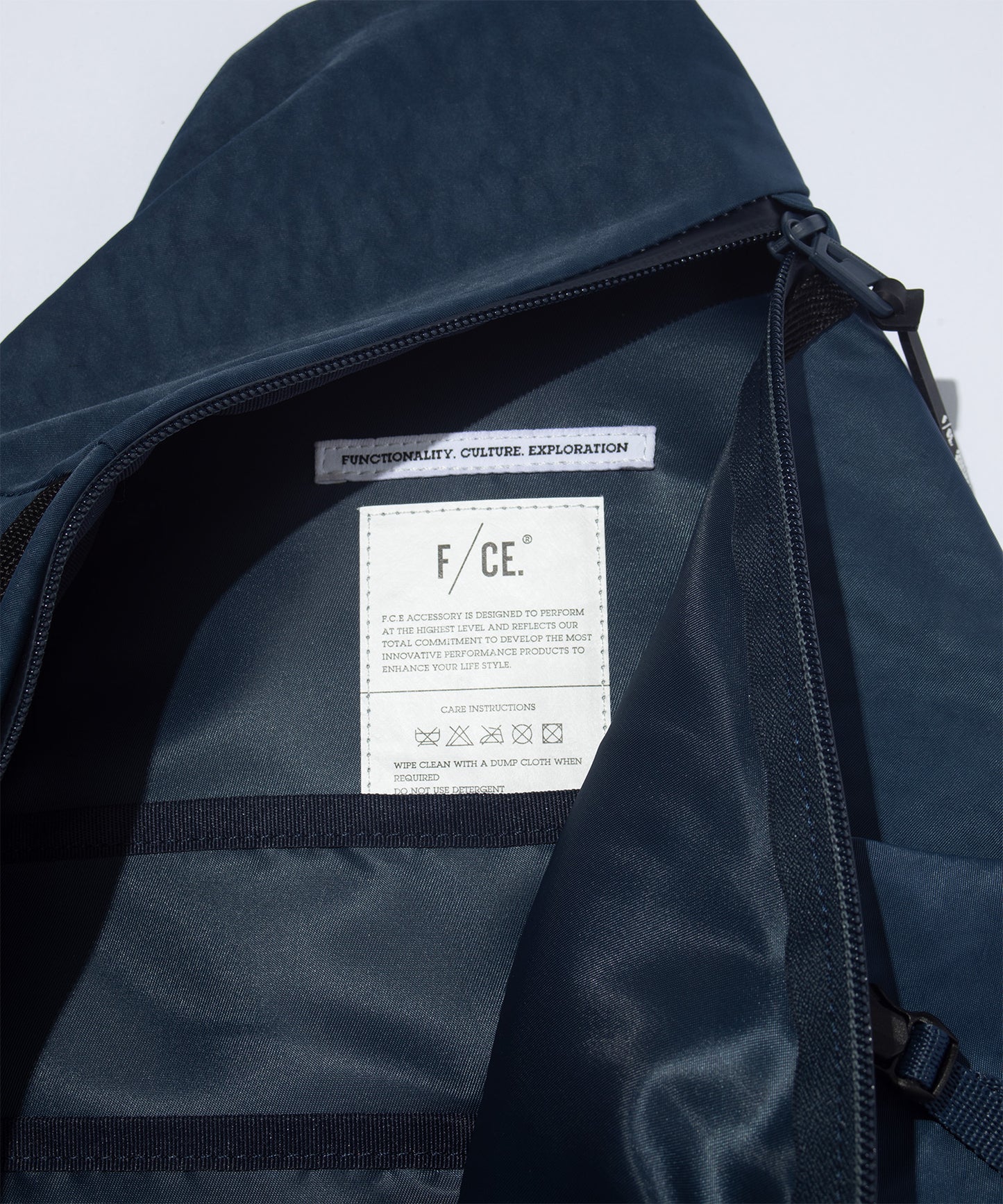 F/CE. TEXTURED TWILL 3 POINTS SLINGER BAG