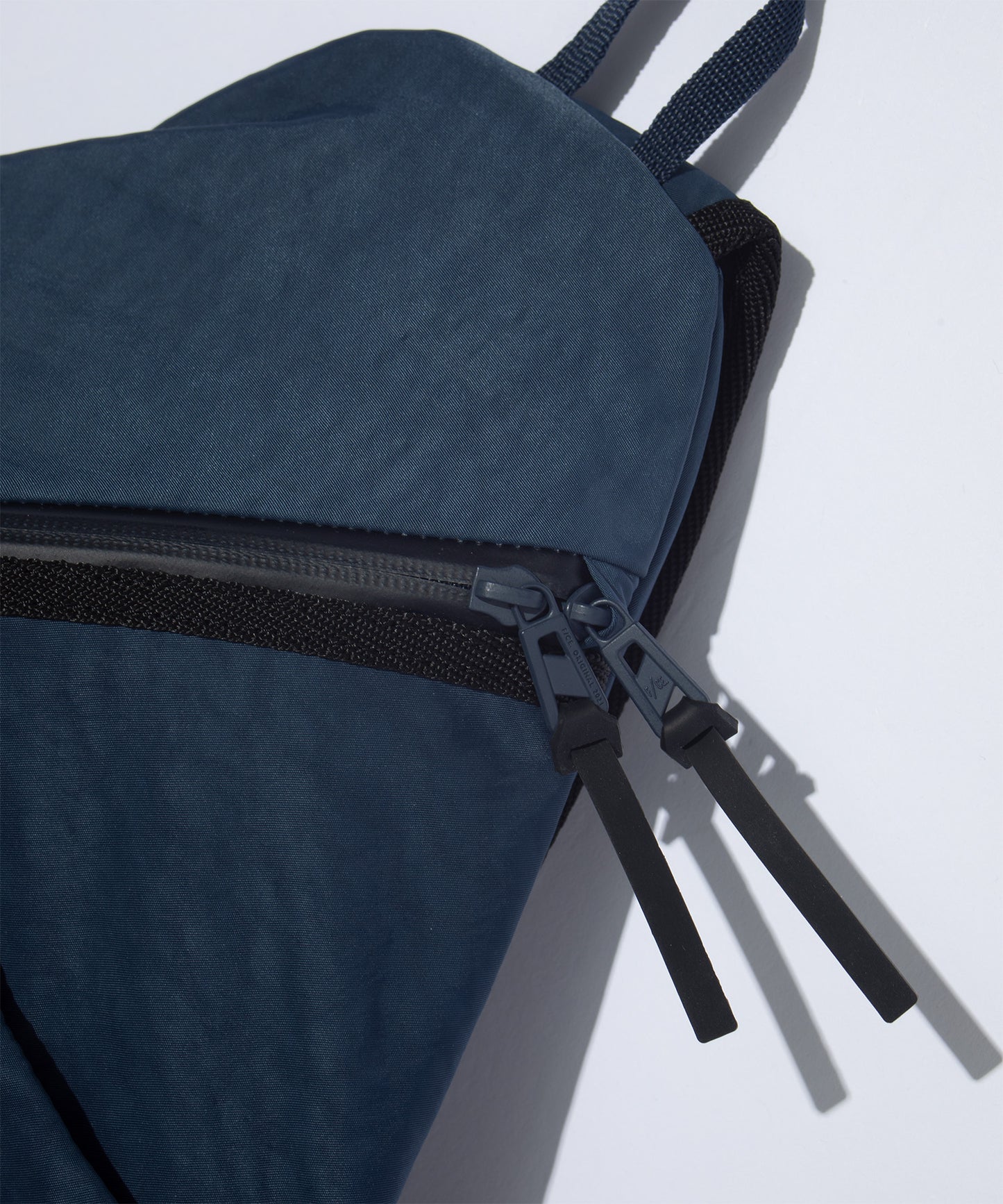 F/CE. TEXTURED TWILL 3 POINTS SLINGER BAG