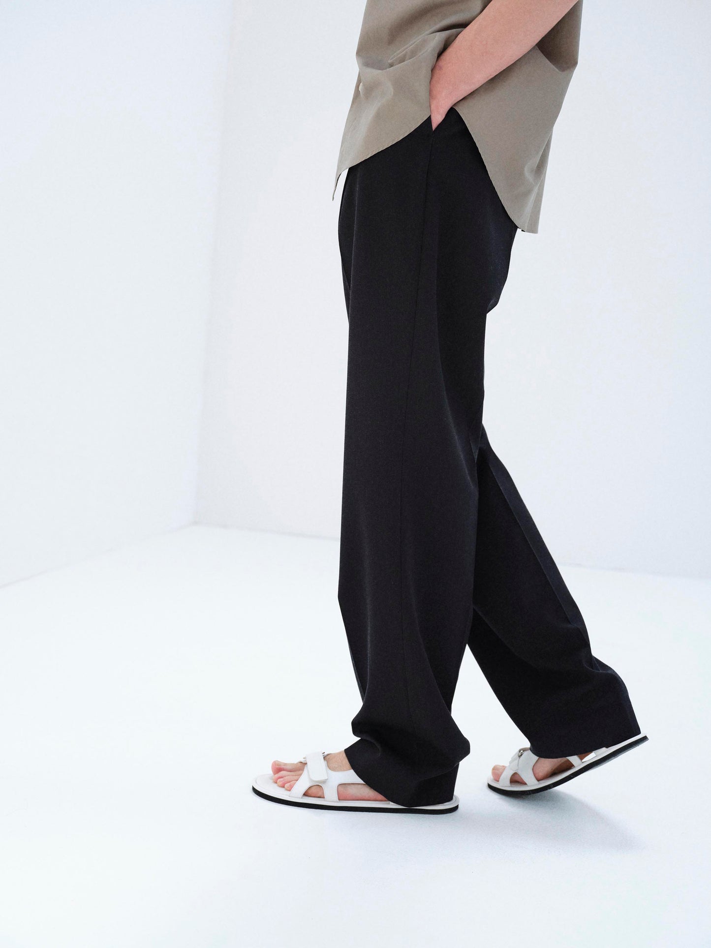 AURALEE LIGHT WOOL MAX GABARDINE TWO-TUCK SLACKS