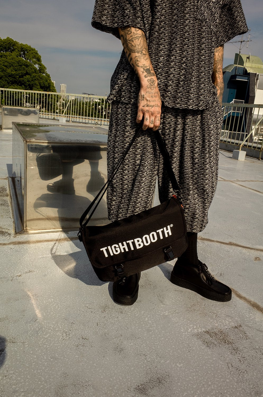 TIGHTBOOTH LOGO SHOULDER BAG – unexpected store