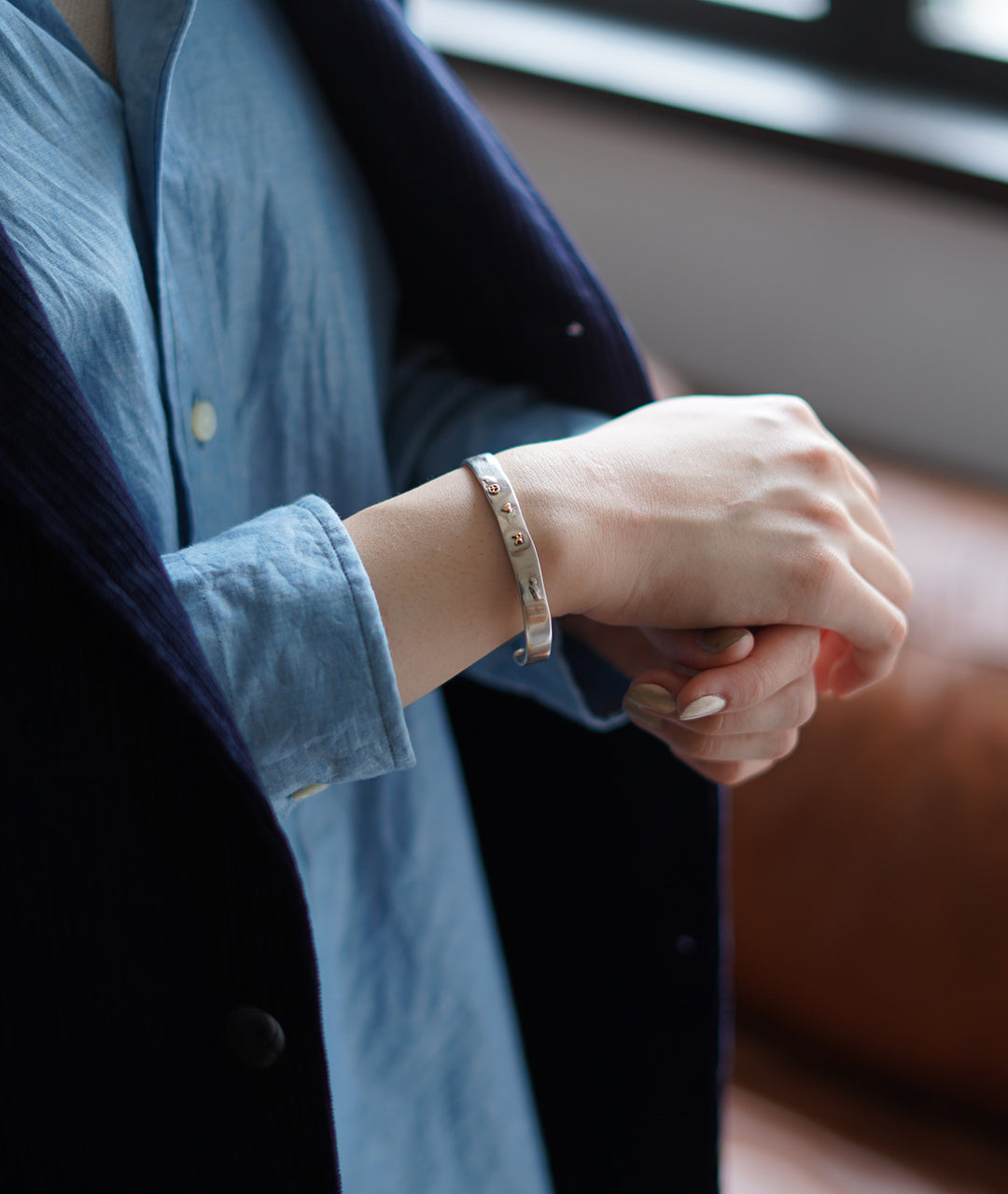 Porter Classic SILVER BANGLE W/GOLD CHARM